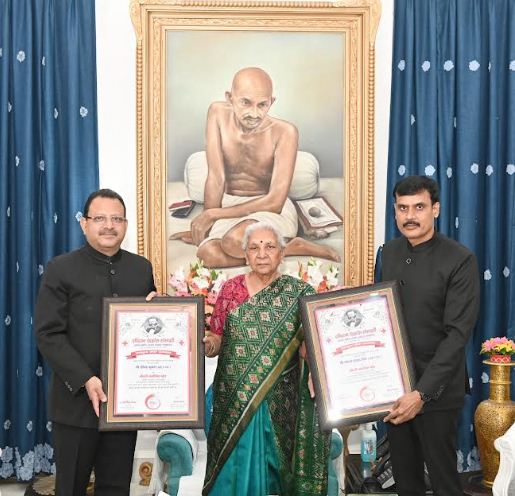 अधिकारियों को सम्मानित करती राज्यपाल अधिकारियों को सम्मानित करती राज्यपाल