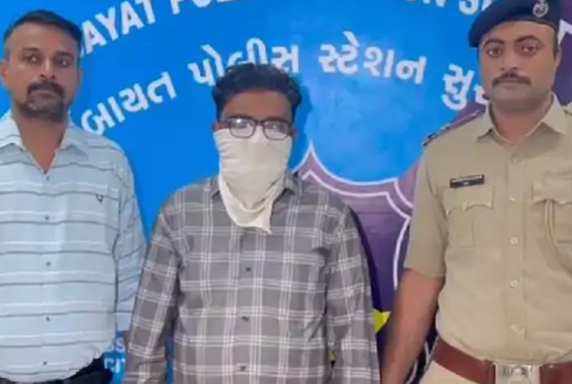 लिंबायत थाने में गिरफ्तार आरोपित शिक्षक सुलेमान। लिंबायत थाने में गिरफ्तार आरोपित शिक्षक सुलेमान।