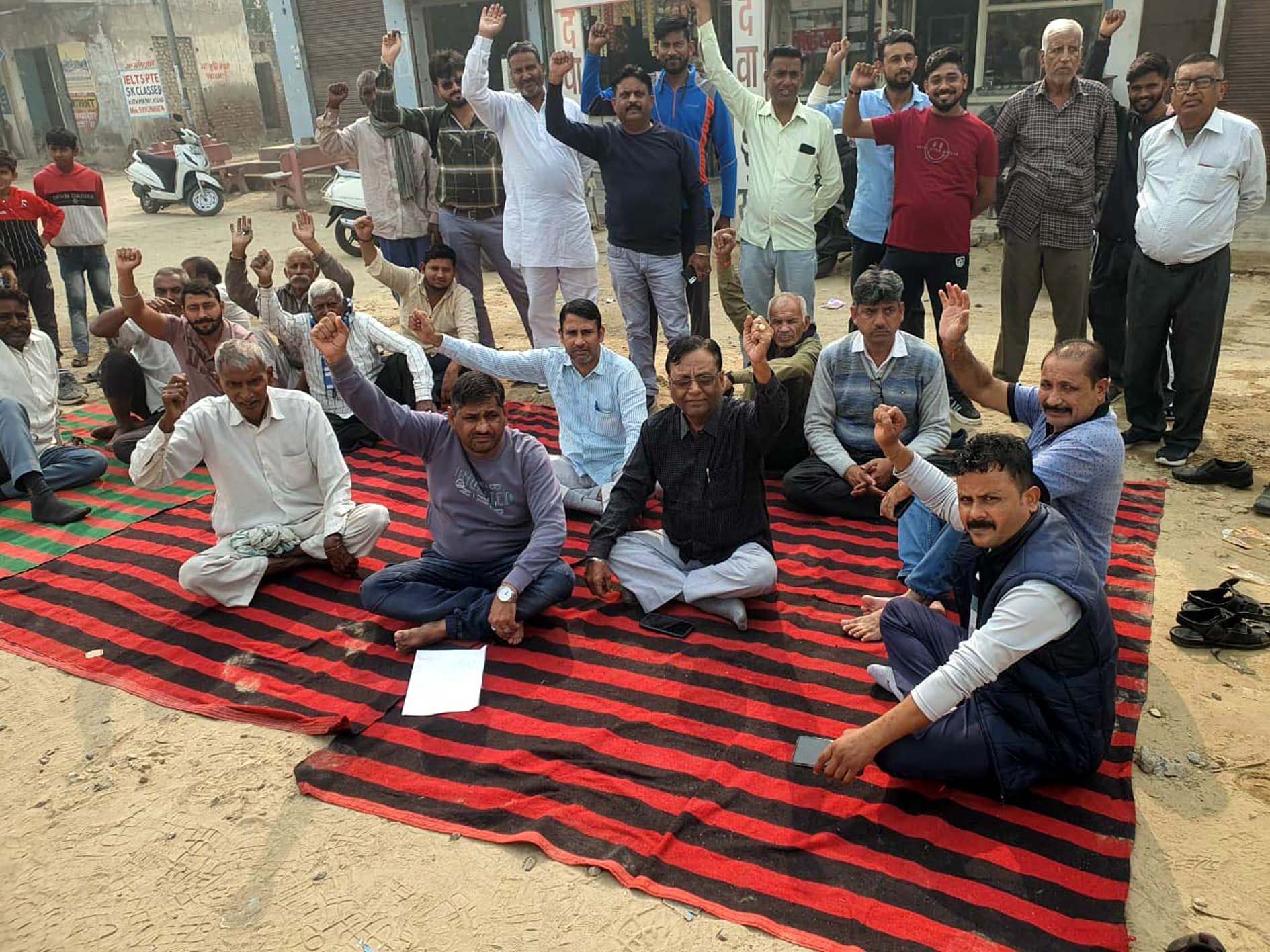 सड़क की मांग पर धरने पर बैठे क्षेत्रवासी। सड़क की मांग पर धरने पर बैठे क्षेत्रवासी।