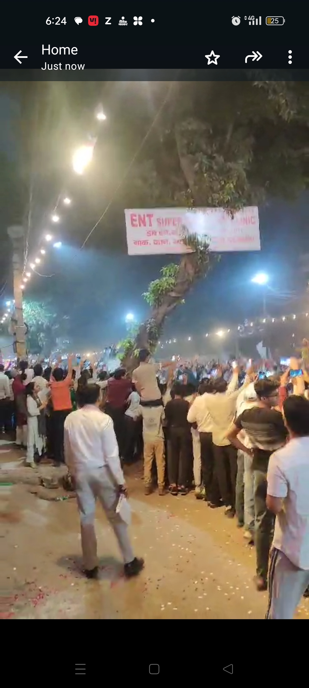 रोड शो में मुख्यमंत्री के स्वागत करते लोग रोड शो में मुख्यमंत्री के स्वागत करते लोग