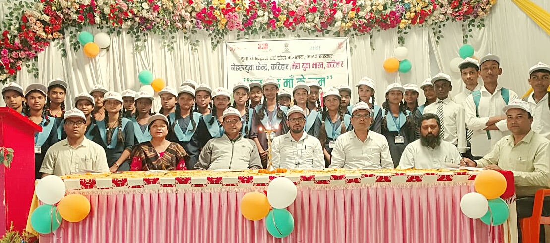 कार्यक्रम में अधिकारी व प्रतिभागी बच्चे कार्यक्रम में अधिकारी व प्रतिभागी बच्चे