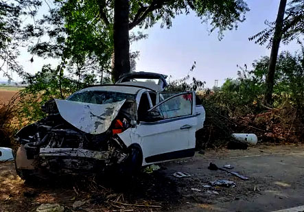 हादसे के बाद क्षतिग्रस्त कार। हादसे के बाद क्षतिग्रस्त कार।