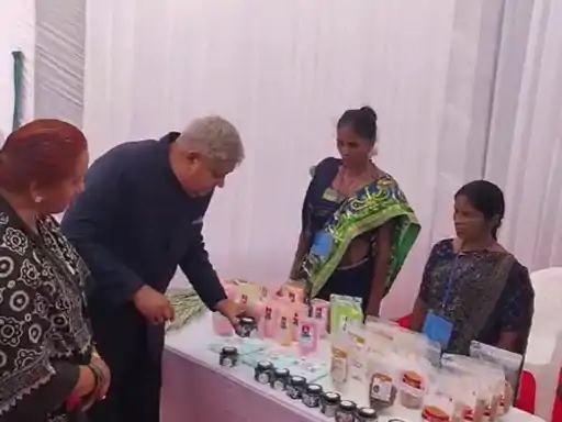 झाड़ोल क्षेत्र के 10 गांवों की 74 आदिवासी महिलाओं द्वारा निर्मित वस्तुओं की प्रदर्शनी लगाई गई। झाड़ोल क्षेत्र के 10 गांवों की 74 आदिवासी महिलाओं द्वारा निर्मित वस्तुओं की प्रदर्शनी लगाई गई।