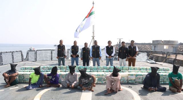 आरोपितों और जब्त ड्रग्स के साथ एनसीबी टीम। आरोपितों और जब्त ड्रग्स के साथ एनसीबी टीम।