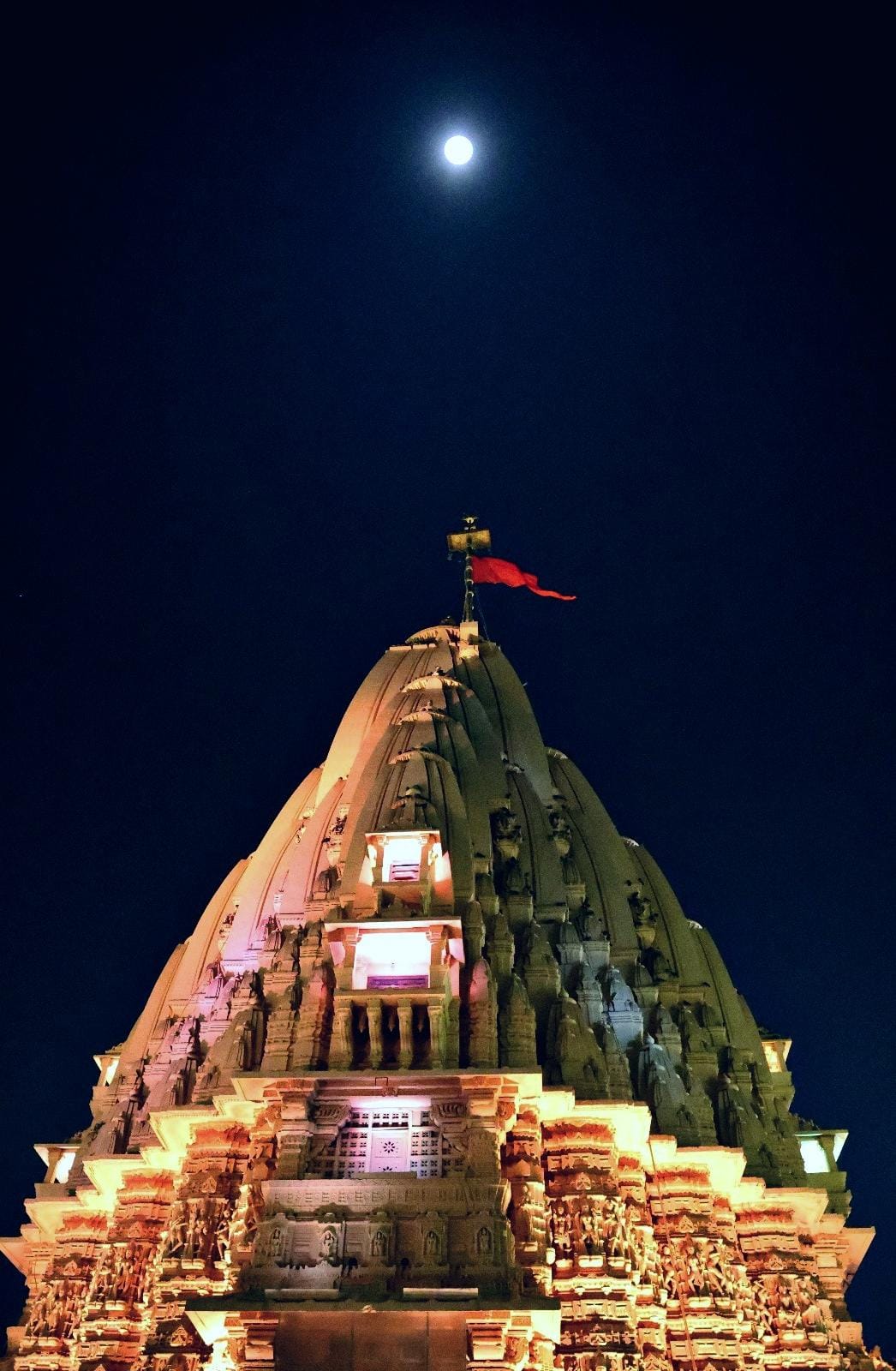 सोमनाथ मंदिर के ध्वजदंड पर सीधी पड़ती चंद्रप्रभा। सोमनाथ मंदिर के ध्वजदंड पर सीधी पड़ती चंद्रप्रभा।