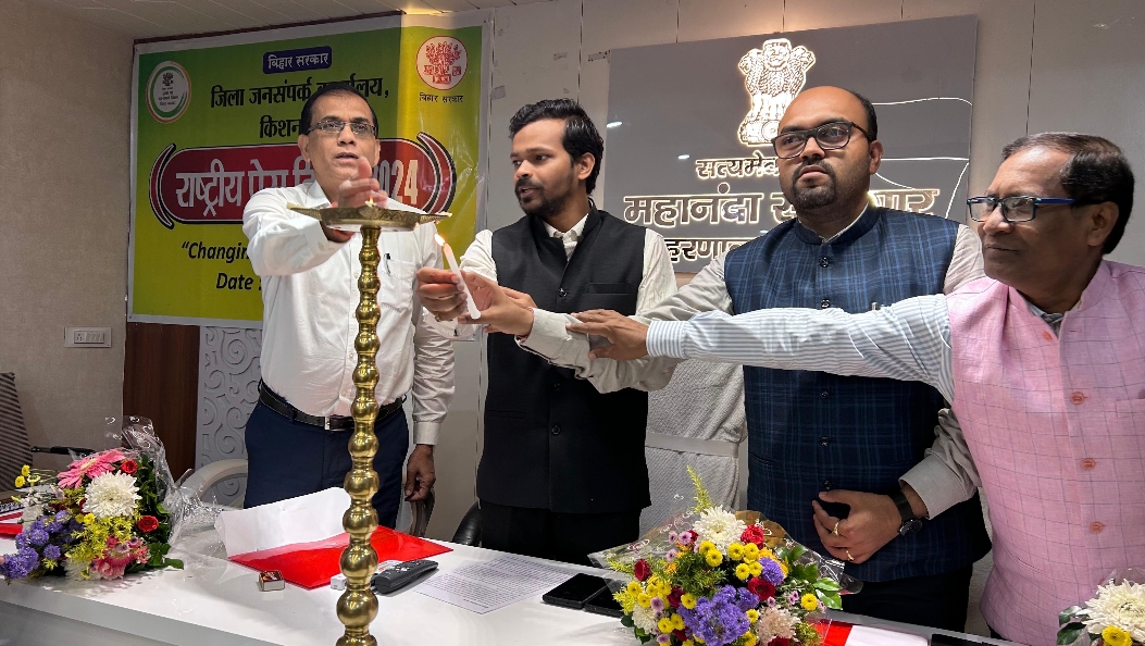 मीडिया समाज का दर्पण और दीपक है