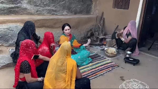 चूल्हे के पास बैठ दीया कुमारी ने महिलाओं से की बात। चूल्हे के पास बैठ दीया कुमारी ने महिलाओं से की बात।