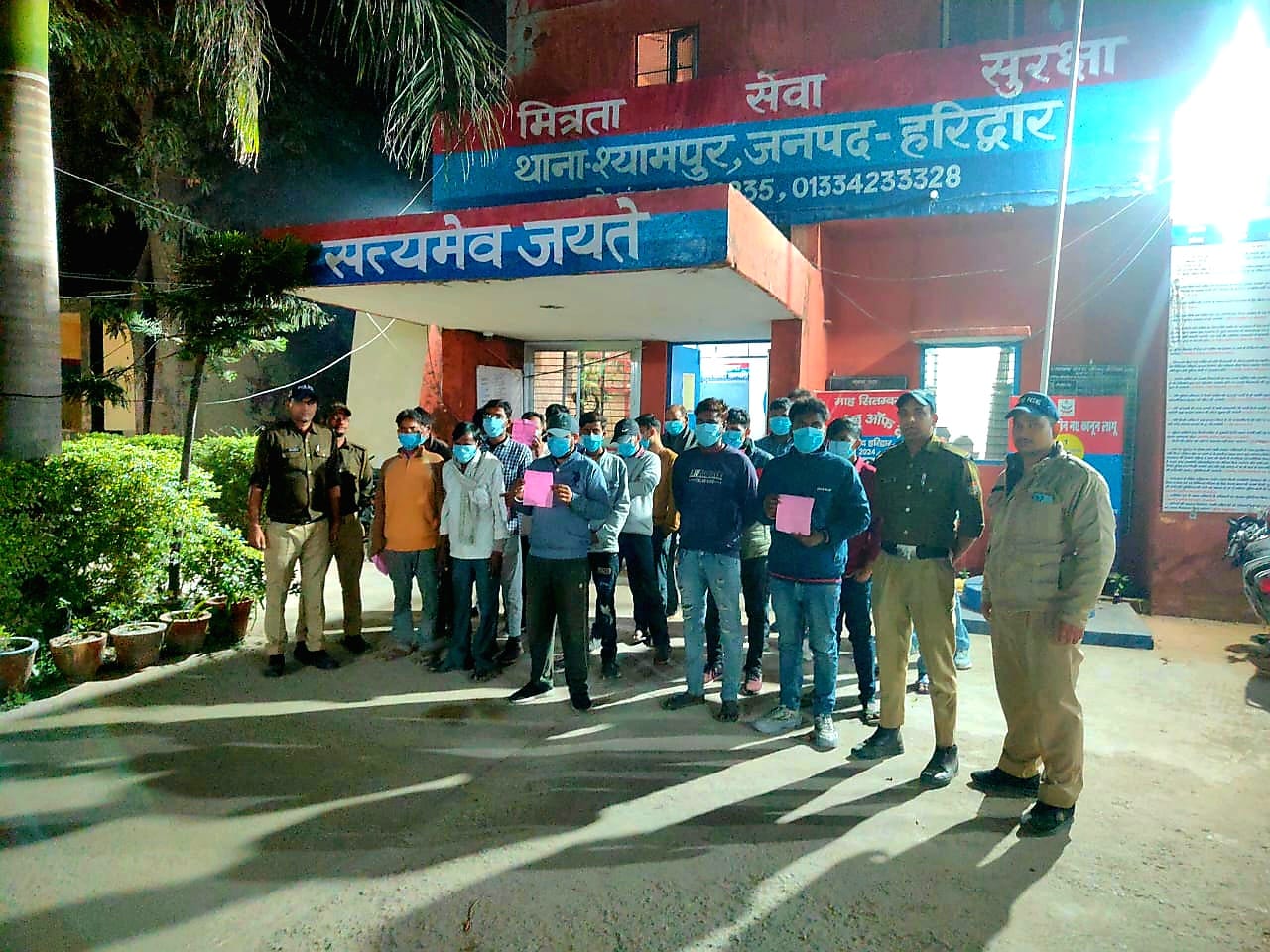 पकड़े गए स्थान पर जाम छिलकाने वाले पकड़े गए स्थान पर जाम छिलकाने वाले