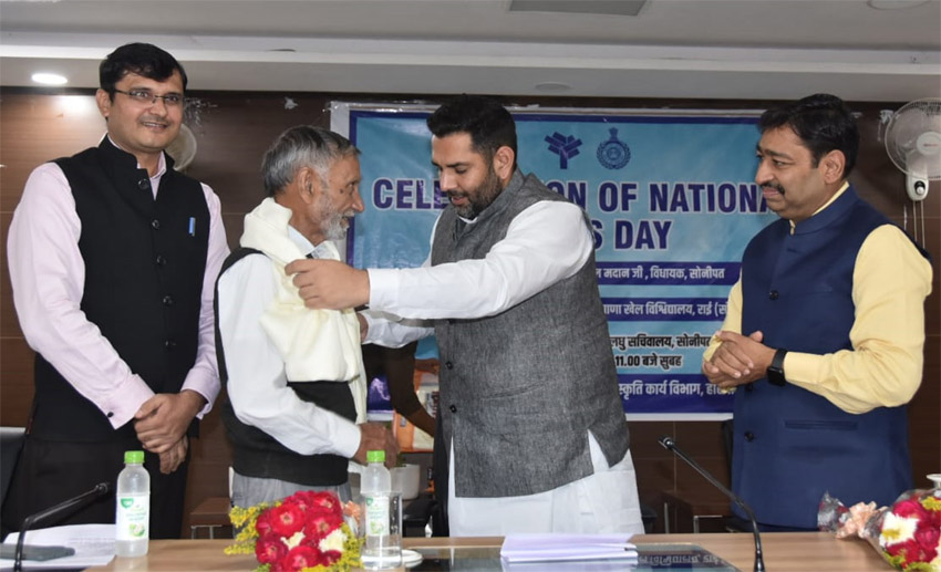 16 Snp-1 सोनीपत: कार्यक्रम में वरिष्ठ पत्रकार बलवान मलिक को सम्मानित करते हुए विधायक निखिल मदान। 16 Snp-1 सोनीपत: कार्यक्रम में वरिष्ठ पत्रकार बलवान मलिक को सम्मानित करते हुए विधायक निखिल मदान।
