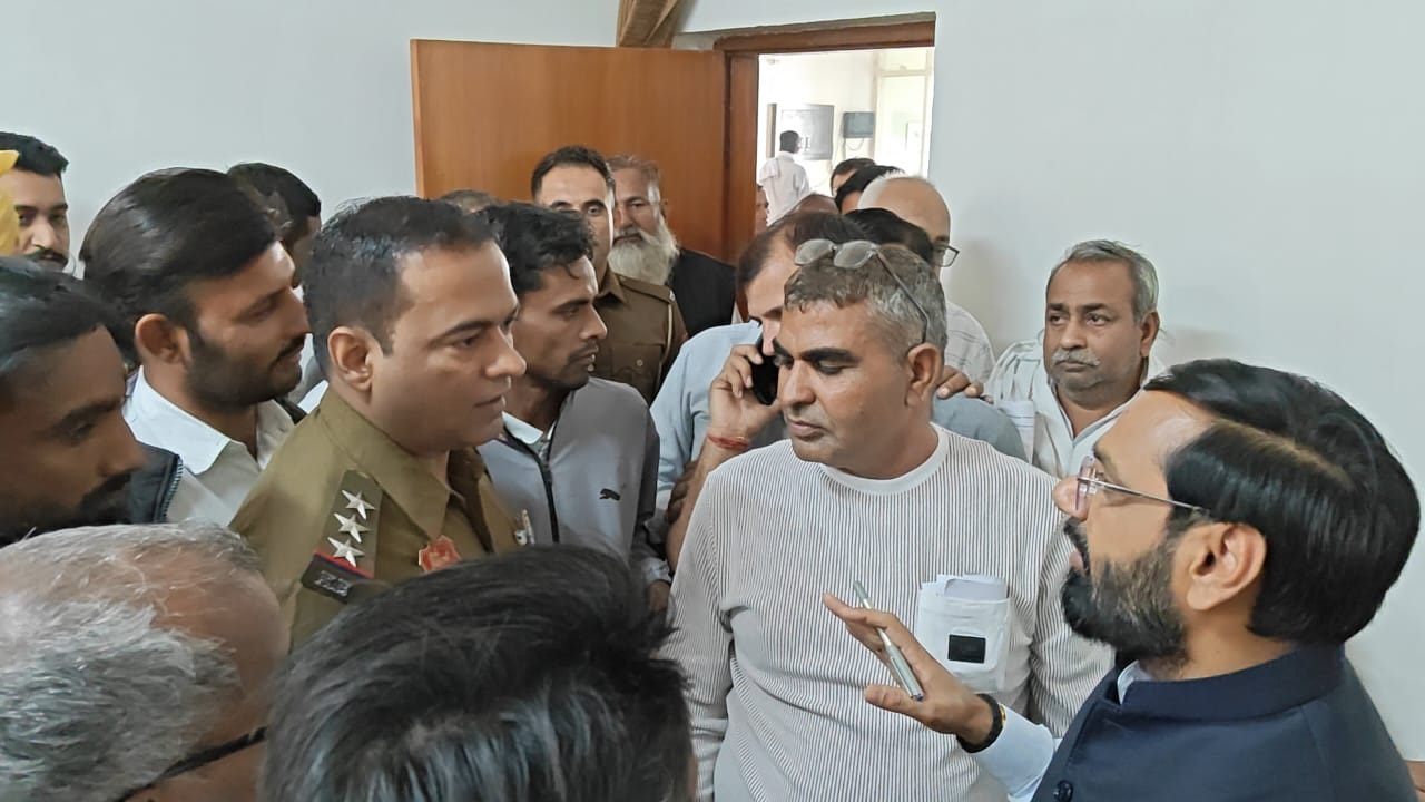 लोगों की समस्याओं को सुनते हुए विधायक देवेंद्र चतरभुज अत्री। लोगों की समस्याओं को सुनते हुए विधायक देवेंद्र चतरभुज अत्री।