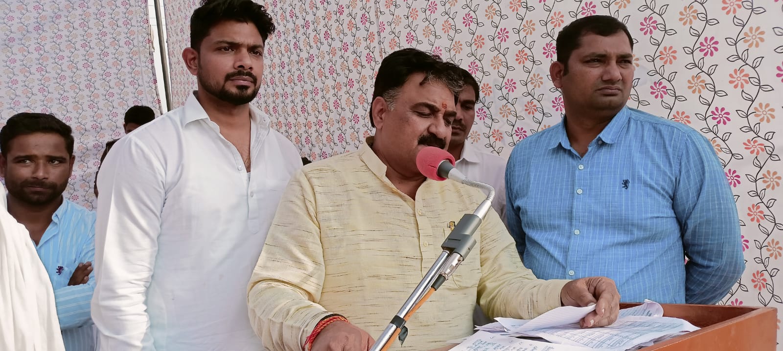 ग्रामीणों को संबोधित करते हुए डिप्टी स्पीकर डा. कृष्ण मिड्ढा। ग्रामीणों को संबोधित करते हुए डिप्टी स्पीकर डा. कृष्ण मिड्ढा।