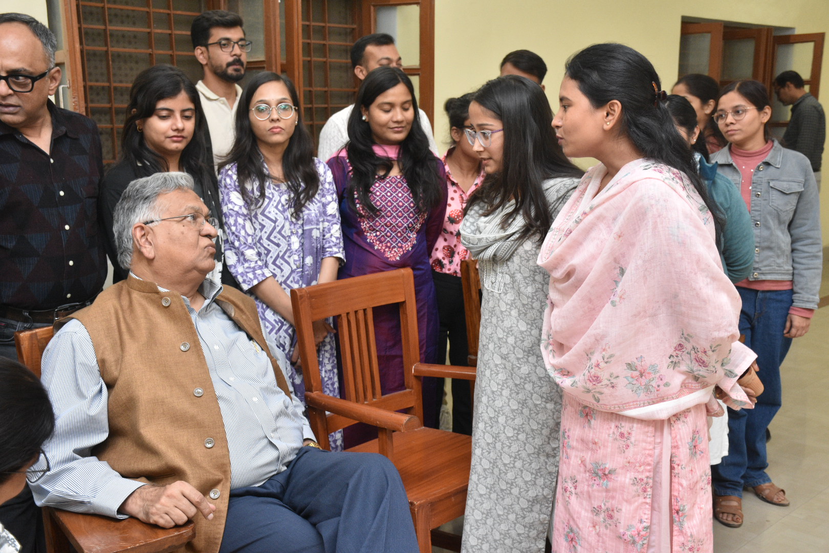 बीएचयू कुलपति वेलबीइंग सर्विस सेल में छात्राओं से संवाद करते हुए: फोटो बच्चा गुप्ता बीएचयू कुलपति वेलबीइंग सर्विस सेल में छात्राओं से संवाद करते हुए: फोटो बच्चा गुप्ता