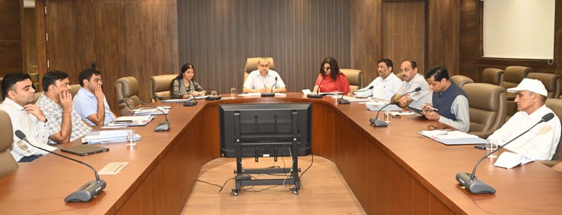 फोटो नंबर-01: गुरुग्राम स्थित निगम कार्यालय में अधिकारियों की गै्रप नियमों की पालना को लेकर बैठक लेते निगमायुक्त अशोक कुमार गर्ग। फोटो नंबर-01: गुरुग्राम स्थित निगम कार्यालय में अधिकारियों की गै्रप नियमों की पालना को लेकर बैठक लेते निगमायुक्त अशोक कुमार गर्ग।