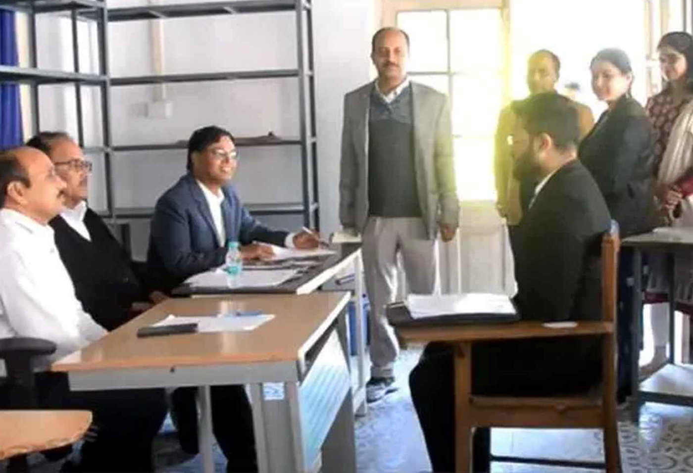 पीएचडी की काउंसिलिंग प्रक्रिया में शामिल प्राध्यापक एवं अभ्यर्थी। पीएचडी की काउंसिलिंग प्रक्रिया में शामिल प्राध्यापक एवं अभ्यर्थी।