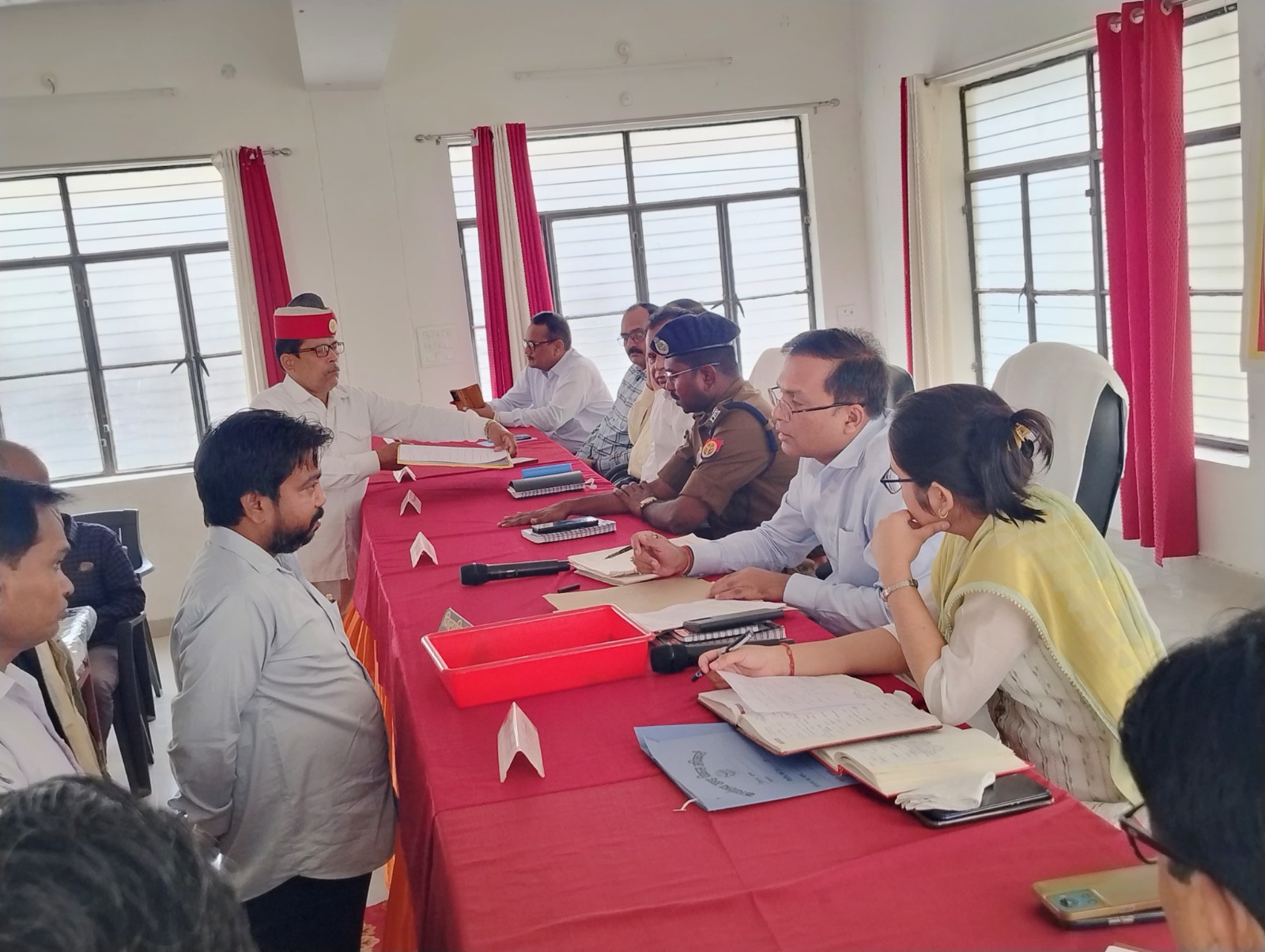 नकली खाद की शिकायत पर जिलाधिकारी ने खाद विक्रेता से किसानों को पैसा वापस दिलाने के दिए निर्देश