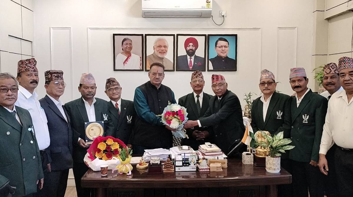 सैनिक कल्याण मंत्री गणेश जोशी से मुलाकात करते गोरखा राइफल 2/5 (एफएफ) के पूर्व सैनिक। सैनिक कल्याण मंत्री गणेश जोशी से मुलाकात करते गोरखा राइफल 2/5 (एफएफ) के पूर्व सैनिक।