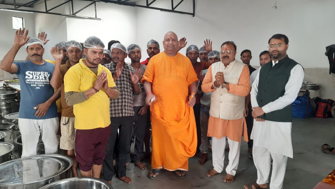 स्टील के बर्तनों में भोजन बनाने का शुभारंभ स्टील के बर्तनों में भोजन बनाने का शुभारंभ