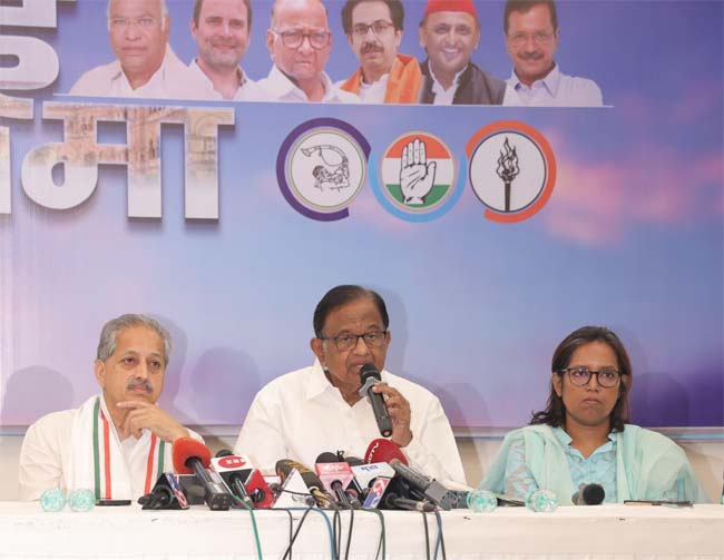 कांग्रेस सरकार के दौरान सबसे आगे रहने वाला महाराष्ट्र सभी सेक्टर में पिछड़ गया -पी. चिदंबरम कांग्रेस सरकार के दौरान सबसे आगे रहने वाला महाराष्ट्र सभी सेक्टर में पिछड़ गया -पी. चिदंबरम