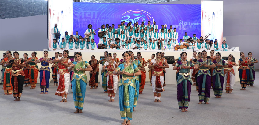 संत निरंकारी मिशन के 77वें वार्षिक संत समागम के पहले दिन संत निरंकारी मिशन के 77वें वार्षिक संत समागम के पहले दिन