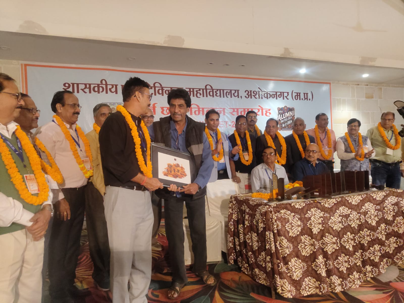अशोकनगर: देश के कौने-कौने में बिखरे पॉलीटेक्निक के पूर्व तीन सौ छात्र एक मंच पर हुए एकत्रित अशोकनगर: देश के कौने-कौने में बिखरे पॉलीटेक्निक के पूर्व तीन सौ छात्र एक मंच पर हुए एकत्रित