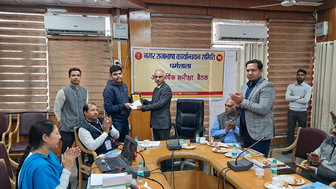 राजभाषा पुरस्कार ग्रहण करते हुए सीयू के छात्र। राजभाषा पुरस्कार ग्रहण करते हुए सीयू के छात्र।