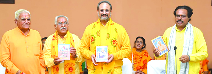 विमोचन करते हुए विमोचन करते हुए