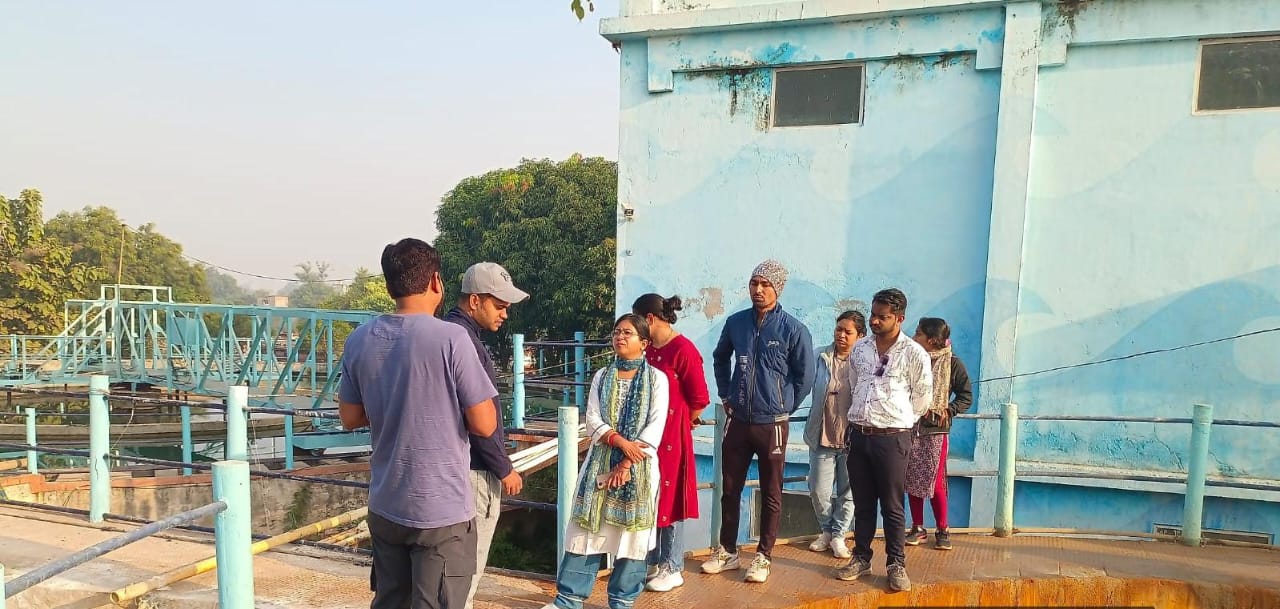 जल शुद्धिकरण संयंत्र के कार्यों का निरीक्षण करती हुई आयुक्त पि्रया गोयल। जल शुद्धिकरण संयंत्र के कार्यों का निरीक्षण करती हुई आयुक्त पि्रया गोयल।