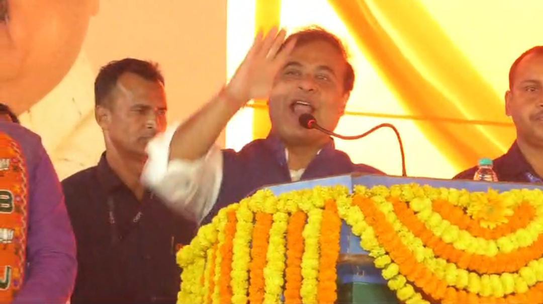 भाषण देते हिमंता भाषण देते हिमंता