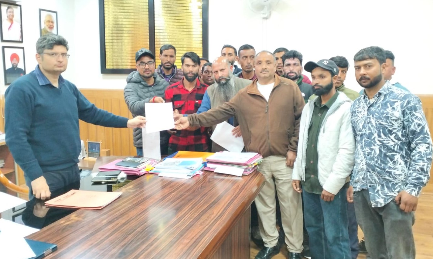 गोपेश्वर में जिलाधिकारी को ज्ञापन सौंपते हुए। गोपेश्वर में जिलाधिकारी को ज्ञापन सौंपते हुए।
