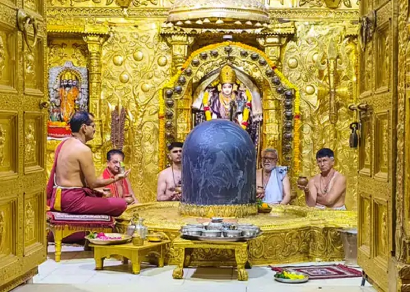 सोमनाथ मंदिर में पूजा अर्चना करते पुरोहित।