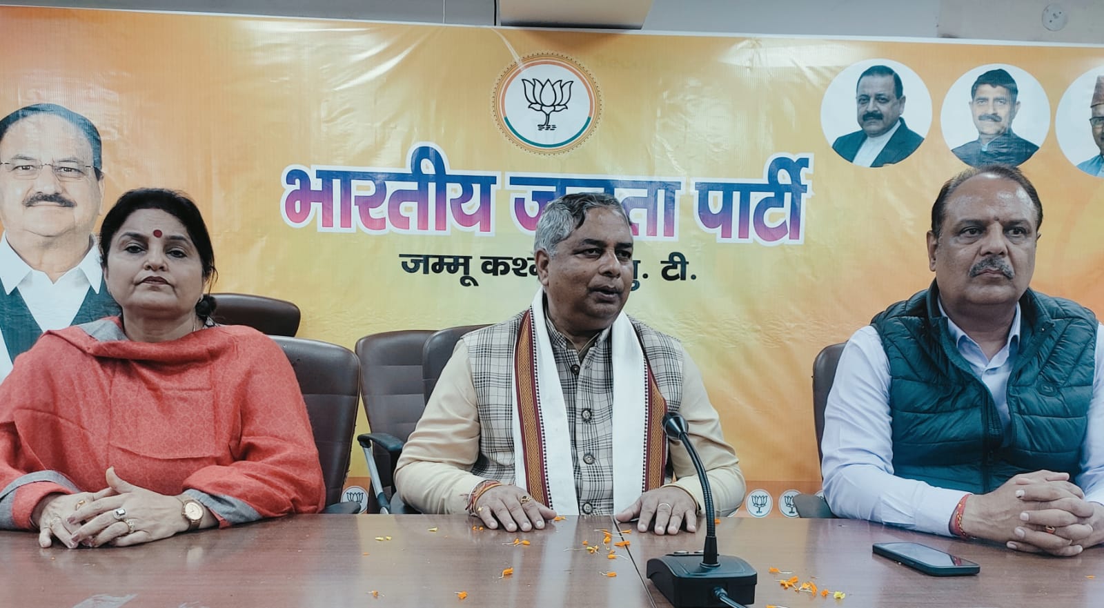 नेशनल कॉन्फ्रें अनुच्छेद 370 के बजाय विकास पर ध्यान दे : सत शर्मा नेशनल कॉन्फ्रें अनुच्छेद 370 के बजाय विकास पर ध्यान दे : सत शर्मा