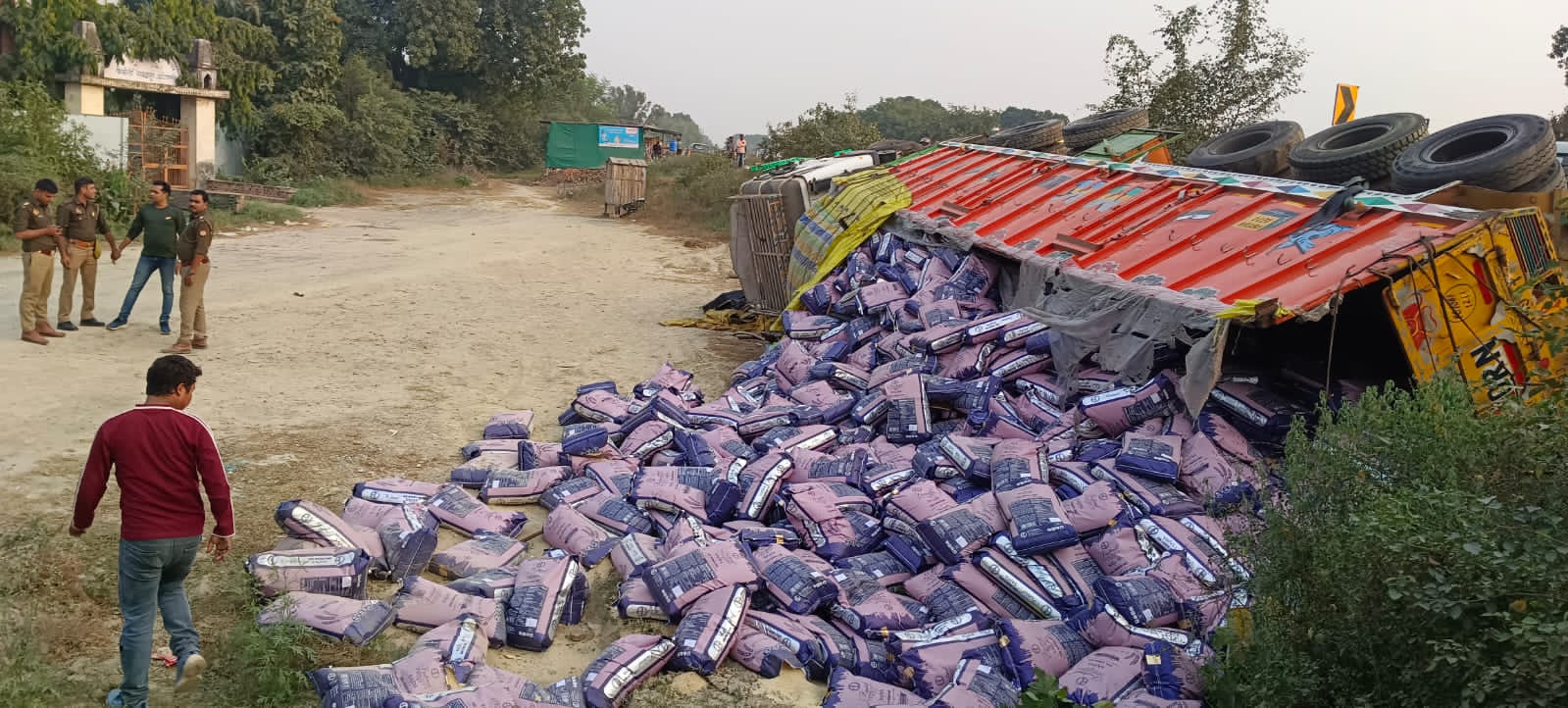 दुर्घटना स्थल पर पलटी ट्रक: फोटो बच्चा गुप्ता दुर्घटना स्थल पर पलटी ट्रक: फोटो बच्चा गुप्ता