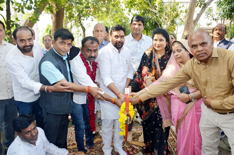 भोपासः राज्यमंत्री कृष्णा गौर ने 2 करोड़ 25 लाख के विकास कार्यों का किया भूमि-पूजन भोपासः राज्यमंत्री कृष्णा गौर ने 2 करोड़ 25 लाख के विकास कार्यों का किया भूमि-पूजन