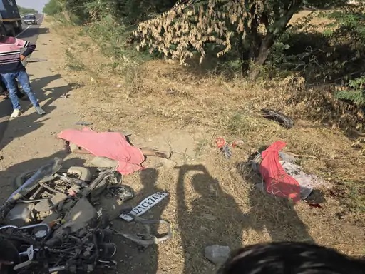 टक्कर के बाद बाइक चकनाचूर हो गई। टक्कर के बाद बाइक चकनाचूर हो गई।