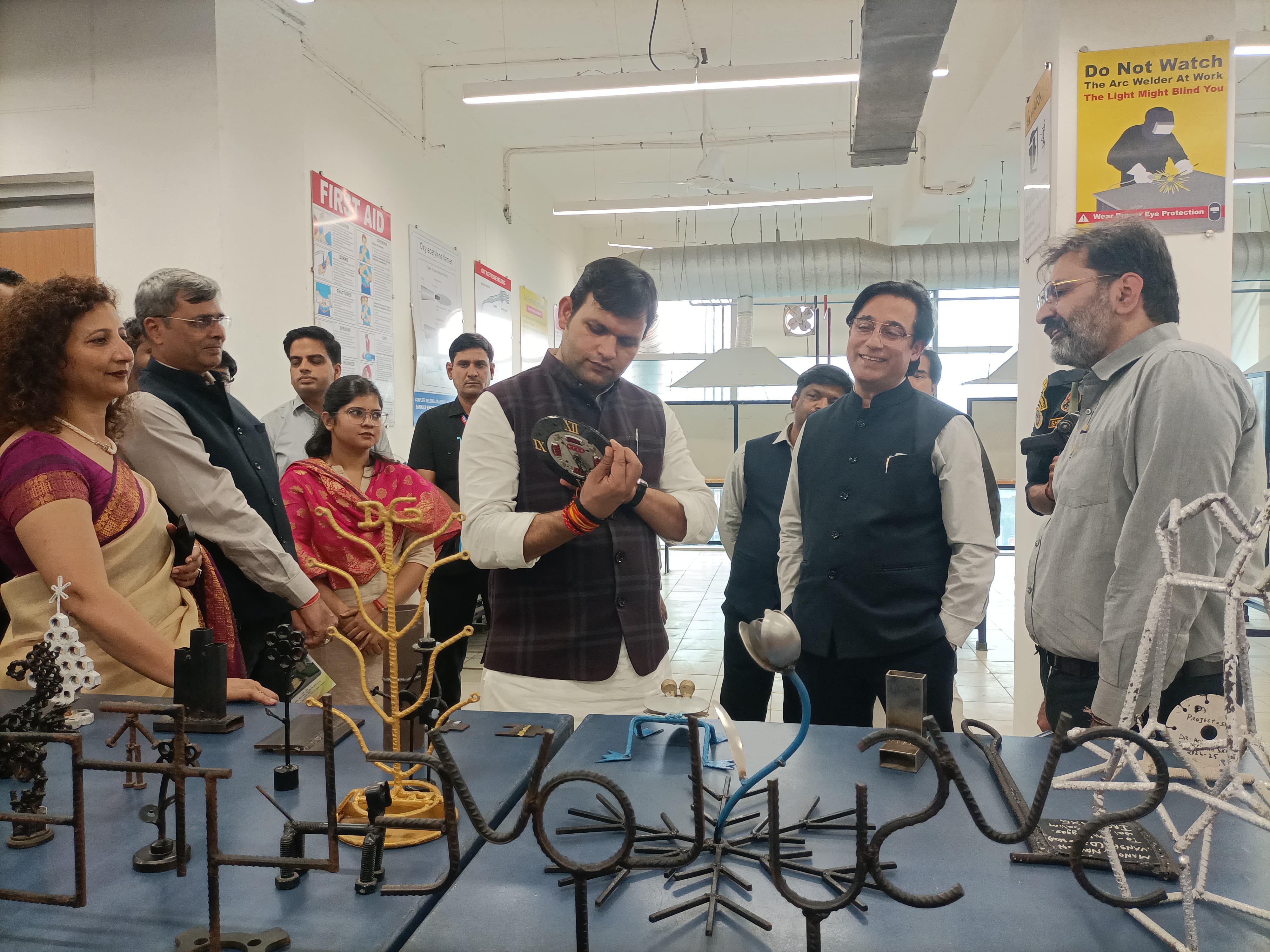 श्री विश्वकर्मा कौशल विश्वविद्यालय के सेंटर ऑफ एक्सीलेंस में लैब का अवलोकन करते राज्य मंत्री गौरव गौतम। श्री विश्वकर्मा कौशल विश्वविद्यालय के सेंटर ऑफ एक्सीलेंस में लैब का अवलोकन करते राज्य मंत्री गौरव गौतम।