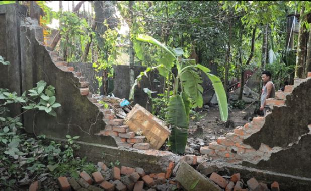 हाथी के हमले में बाल-बाल बचा युवक, दर्जनों घर क्षतिग्रस्त हाथी के हमले में बाल-बाल बचा युवक, दर्जनों घर क्षतिग्रस्त