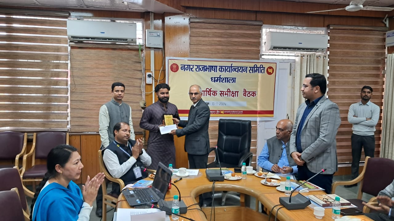 राजभाषा पुरस्कार लेते हुए सीयू के छात्र। राजभाषा पुरस्कार लेते हुए सीयू के छात्र।