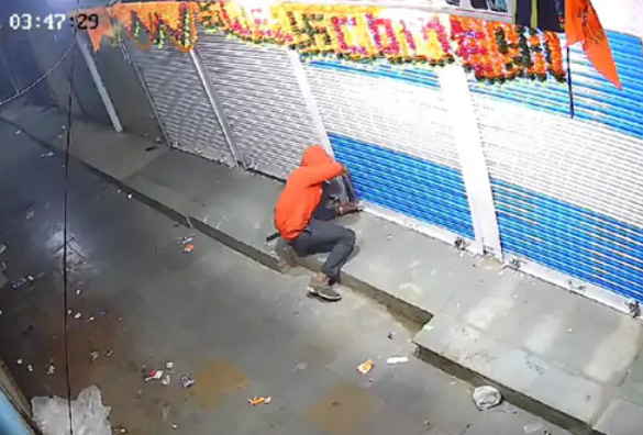 मंदसौर में मोबाइल दुकान के ताले चटकाए: मंदसौर में मोबाइल दुकान के ताले चटकाए: