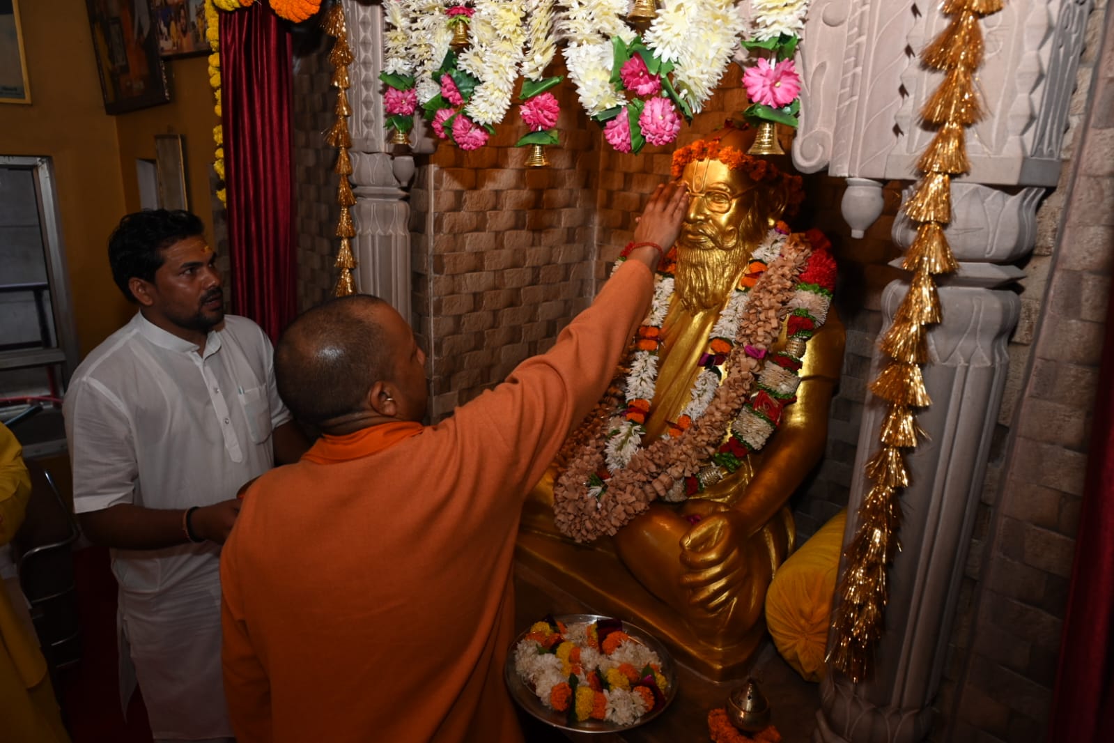 सतुआ बाबा आश्रम में मुख्यमंत्री ब्रम्हलीन संत को नमन करते हुए सतुआ बाबा आश्रम में मुख्यमंत्री ब्रम्हलीन संत को नमन करते हुए