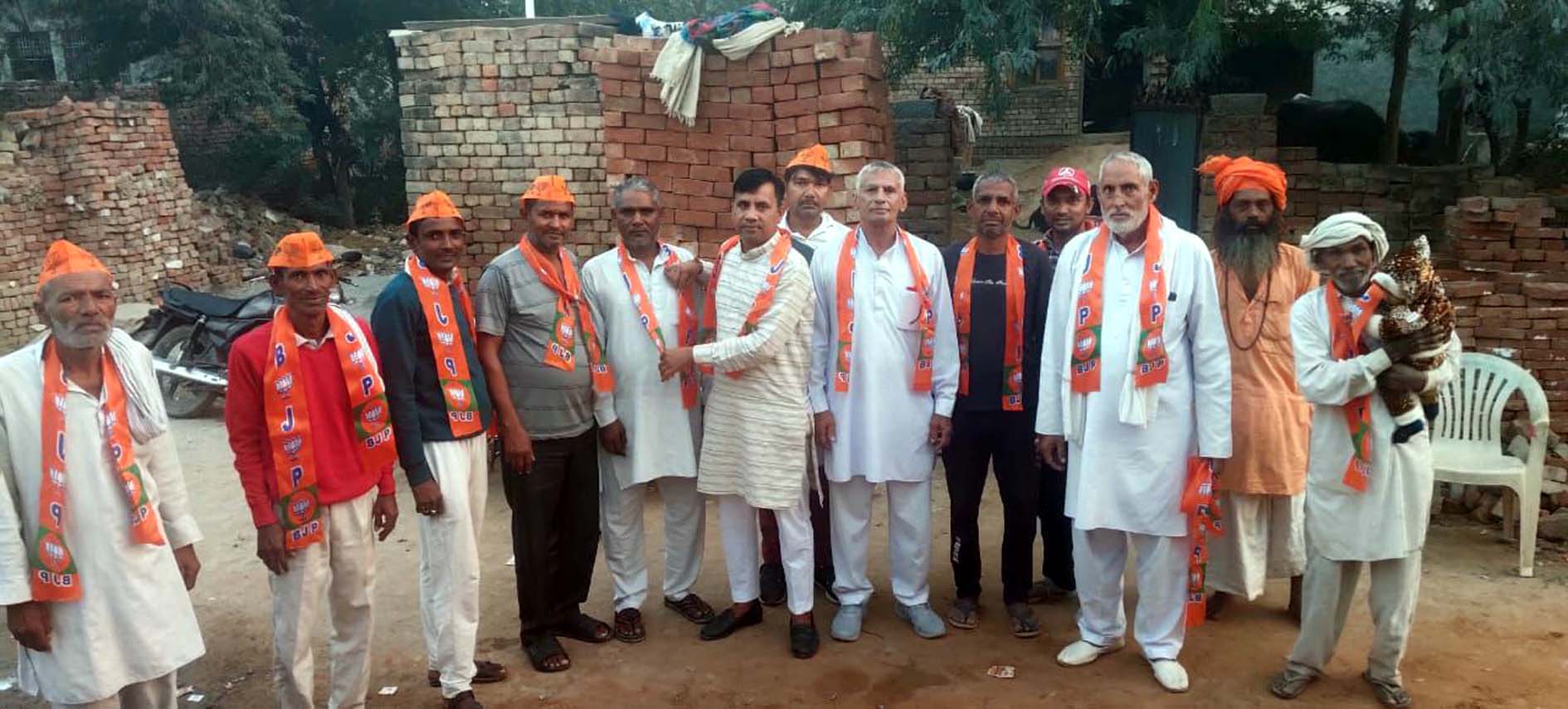 सदस्यता अभियान चलाते धर्मवीर पानू एवं अन्य। सदस्यता अभियान चलाते धर्मवीर पानू एवं अन्य।