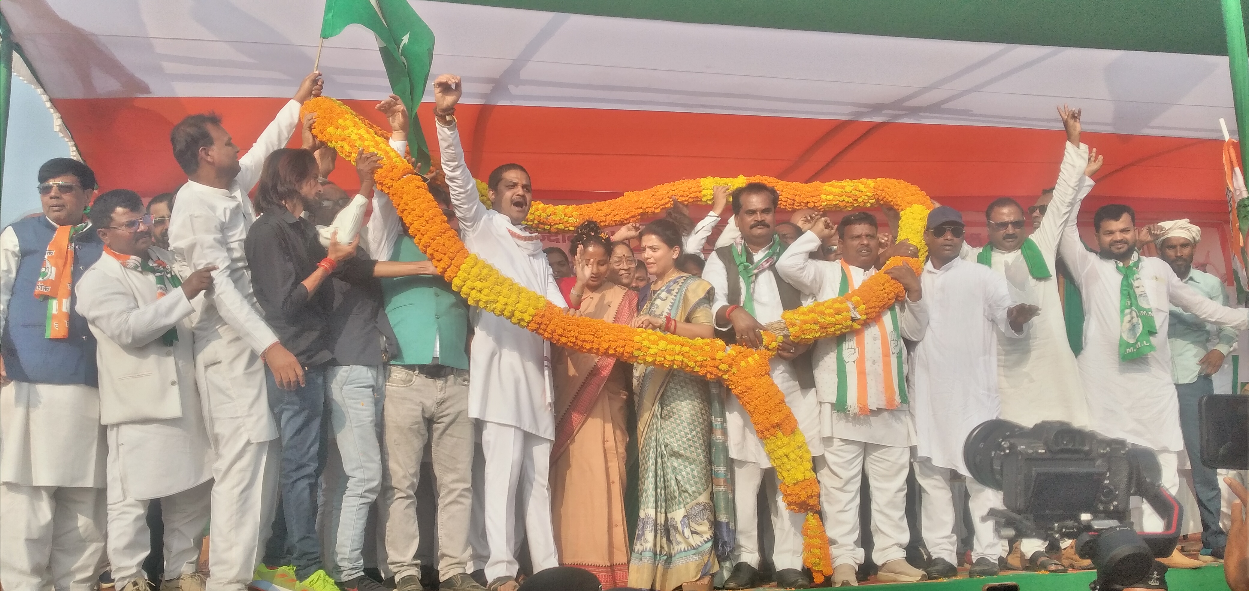 बेरमो में कल्पना सोरेन ने जयमंगल सिंह के पक्ष में की सभा को संबोधित बेरमो में कल्पना सोरेन ने जयमंगल सिंह के पक्ष में की सभा को संबोधित