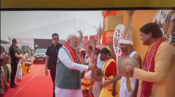 पूर्णिया के कलाकार से खंजरी लेते मोदी पूर्णिया के कलाकार से खंजरी लेते मोदी