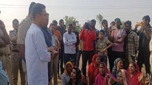 हरदा पटाखा फैक्ट्री के पीड़ितों की न्याय यात्रा को पुलिस ने रोकी हरदा पटाखा फैक्ट्री के पीड़ितों की न्याय यात्रा को पुलिस ने रोकी