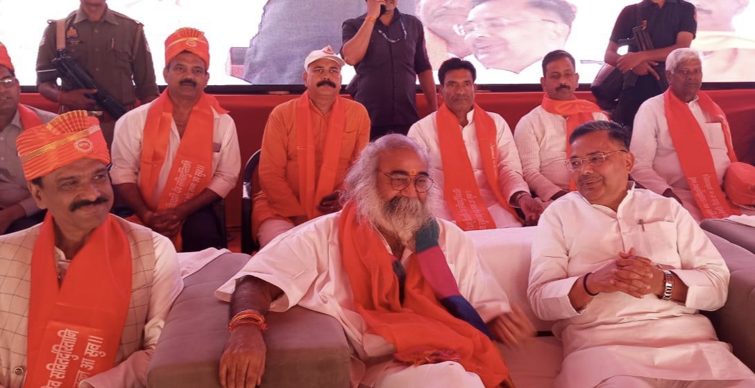 मंच पर आचार्य प्रमोद कृष्णन, कैबिनेट मंत्री जयवीर सिंह मंच पर आचार्य प्रमोद कृष्णन, कैबिनेट मंत्री जयवीर सिंह