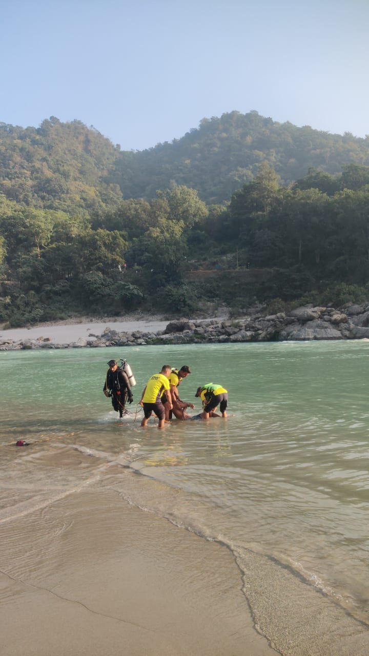 देहरादून से ऋषिकेश घूमने आया देहरादून से ऋषिकेश घूमने आया