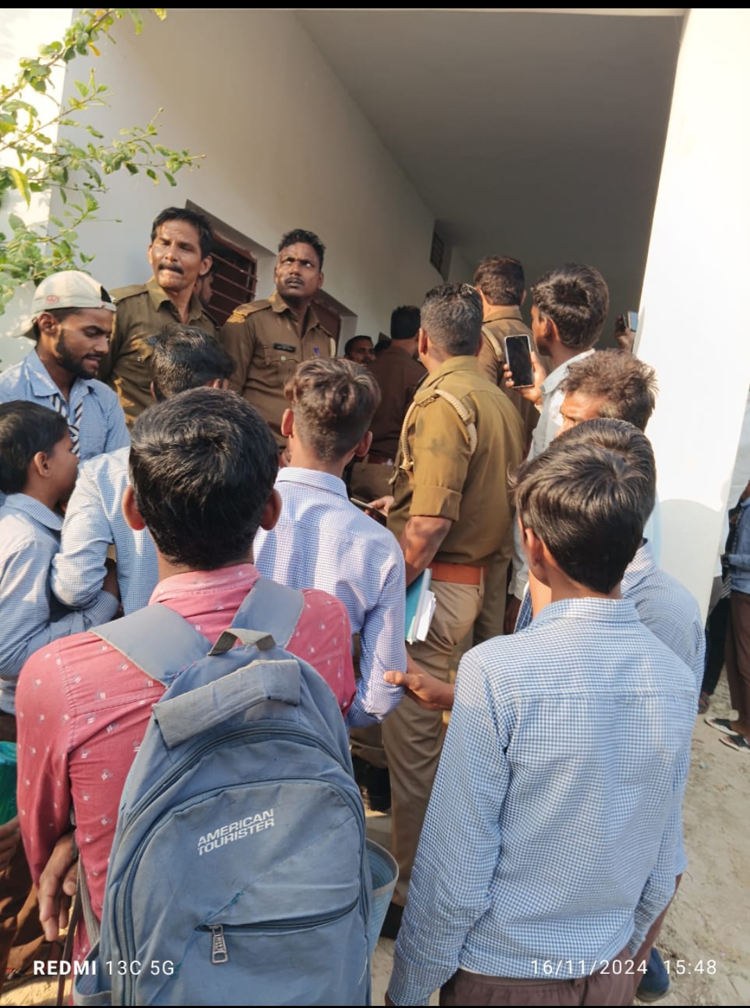 घटनास्थल पर जांच कर रही पुलिस टीम घटनास्थल पर जांच कर रही पुलिस टीम