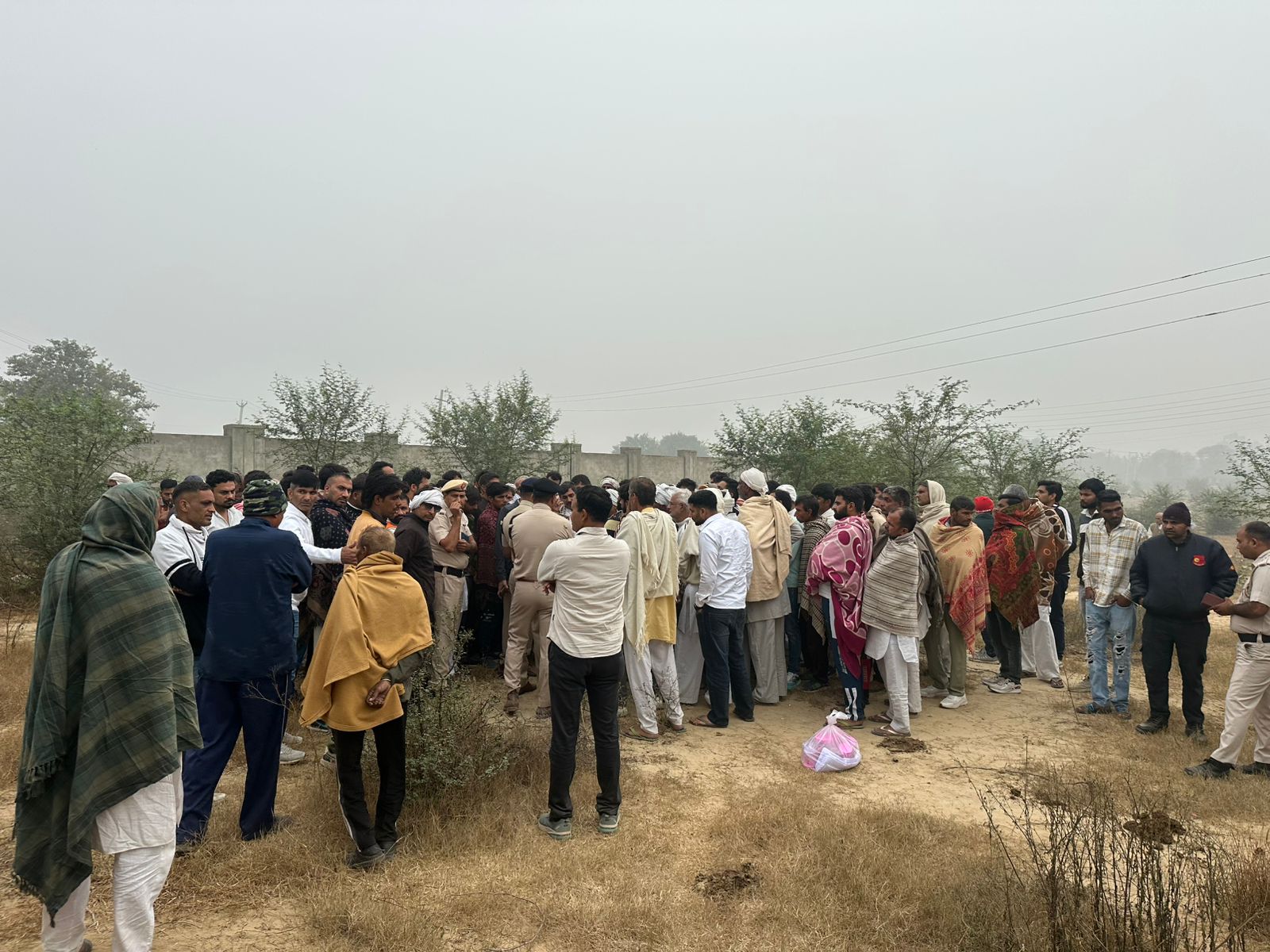 घटनास्थल पर खड़े पुलिस व ग्रामीण। घटनास्थल पर खड़े पुलिस व ग्रामीण।