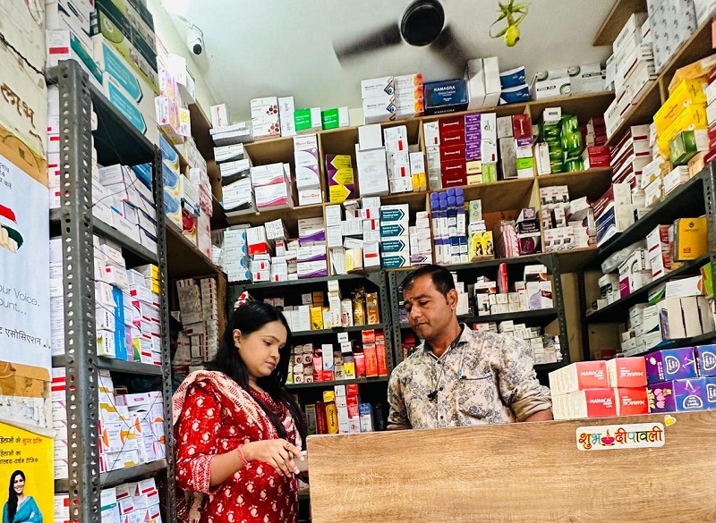 औषधि निरीक्षक ने किया मेडीकल स्टोर्स का औचक निरीक्षण औषधि निरीक्षक ने किया मेडीकल स्टोर्स का औचक निरीक्षण