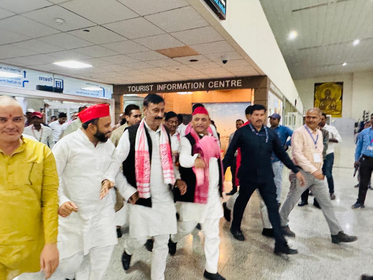 बाबतपुर एयरपोर्ट पर अखिलेश यादव बाबतपुर एयरपोर्ट पर अखिलेश यादव