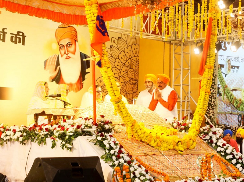 मुख्यमंत्री निवास में गुरू नानक जी के प्रकाश पर्व पर सजा गुरूग्रंथ साहब का दरबार मुख्यमंत्री निवास में गुरू नानक जी के प्रकाश पर्व पर सजा गुरूग्रंथ साहब का दरबार